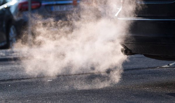 Причината за отказ от закупуване на употребявана кола може да бъде и признаци на сериозни неизправности, които ще изискват посещение на сервиз и скъпи ремонти на основните компоненти и по-специално на двигателя. В допълнение към трудното стартиране, неравномерната работа на празен ход, изтичането на течност през уплътненията, както и неприятните звуци на ангренажната верига, виенето на лагери и т.н., цветът на ауспуха ще ви подскаже за предстоящи проблеми с двигателя.

При сухо и топло време правилно работещият двигател трябва да има безцветен ауспух на празен ход. Бял, син или сив дим е тревожен знак. Ако навън не е студено и не е влажно есенно време и димът от ауспуха остава бял и гъст след загряване, това може да означава, че водата навлиза в цилиндрите. Най-често - като част от антифриз от охладителната система.

Това може да се случи поради изгаряне на уплътнението на главата, както и пукнатини в блока или цилиндрите, които не са евтини за ремонт. Нюансите от светло сиво до черно с мирис на бензин или дизелово гориво при дизеловите двигатели са признак за бедна (излишък на въздух) или преобогатена (излишък на гориво) смес. Синият дим е знак за навлизане на двигателно масло в цилиндрите поради износване на пръстените, цялото бутало, което също не е евтино.