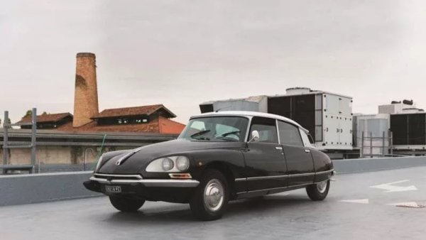 Минава за истински шедьовър в историята на автомобилния свят, истински Олимп на вечната красота. Това „бебче“ изисква внимание с поддръжката на хидравличната система, така че трябва да се консултирате със специалисти. В Италия този модел може да се намери в добро състояние за около 15-20 хиляди евро. Първите му две поколения скочиха в небето като цени, но третото още си струва инвестицията.