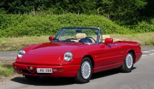 Alfa Romeo е марката, накарала може би светът да мечтае най-много. Или специално прочутото "Duetto", както е трябвало да бъде наречен емлематичният автомобил, любим на няколко поколения. S4 е най-новата версия, символ на изтънчената визия от 90-те години. Изключително ценен от запалените колекционери, както и от тези, които търсят вечен автомобил с минимална поддръжка.
