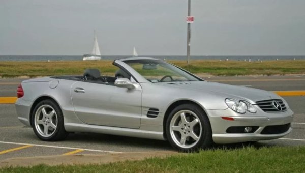Това е SL с метален подвижен покрив, като първата му серия се радва на традиционен интерес. Намира се между 20 и 30 хиляди евро в добро състояние. Германският звяр предлага комфорт на модерен автомобил и брилянтен дизайн, който печели фенове сред новите поколения. Основният мотор е 6-цилиндров 350 с нисък разход на гориво (минава над 10 км с един литър), има и версия 500 с 8-цилиндров, и 600 - с 12-цилиндров агрегат. 

По-добре е да се средоточите върху модели с AMG двигатели, които бележат скок в цената. Те вървяха около 22-23 000 евро преди няколко години, а сега удрят 50 000 и нагоре.  Но предвид тяхната рядкост представляват отлична инвестиция.