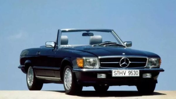 Митът, роден през 1971 г. и останал в производство цели 18 сезона, продължава да е желан от колекционерите заради елегантна линия и невероятна здравина. Е, за сметка на лукса, но не липсва. Третата част от успешната серия SL е правена главно за американския пазар и предлагат яки брони и фарове с характерни параболи. Независимо от точния модел двигател, този немски звяр държи цени, но все пак са достъпни.
