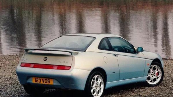 И двете красавици все още са на ниски цени, но растат, така че не се бавете. Все пак препоръчваме версията с 6-цилиндров, 2000-кубиков турбокомпресор или 3000 куб. см. 12 или 24-клапанов двигател Busso. Тези италиански класики са отлична покупка за новобранци на този пазар. Винаги могат да бъдат препродадени.
