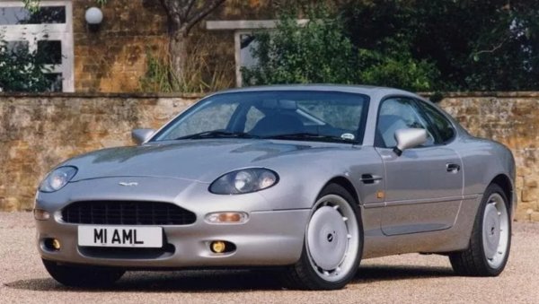 Това е класиката на класиките, фундаментът на британската компания, който прави мост между миналото и настоящето. Със своите съблазнителни извивки и тесния си 6-цилиндров двигател с компресор (или V12 Cosworth) този GT се смята за един от кралете на съвременната епоха. Изненадващо остава сравнително евтин.
