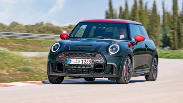 Вярно е, че MINI John Cooper Works струва повече от 40 000 евро (46 000 евро с ръчна скоростна кутия), но няма как да бъде пропуснат заради удоволствието, което доставя тази кола. Нейните 231 к.с. „термични“ конски сили скоро ще бъдат заменени от версия със 100% електрическо задвижване.