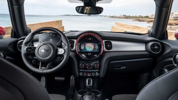 MINI John Cooper Works тежи 1350 кг, което означава 5,84 кг/к.с. Двигателят е 2,0-литров, четирицилиндров с турбокомпресор, като разполага с въртящ момент от 320 Нм, който разтоварва мощността си към предните колела чрез ръчна скоростна кутия или осемстепенна автоматична скоростна кутия. Тази &bdquo;бълха&ldquo; ускорява от 0 до 100 за 6,1 секунди и развива максимална скорост от 246 км/ч.