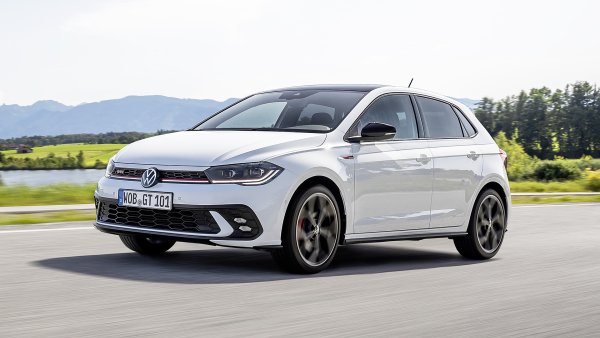 По-малко мощен от първите два модела в класацията, Volkswagen Polo GTI е една от малкото спортни машини, които оцеляват на пазара до наши дни. Хечбекът с предно предаване и 5 врати се задвижва от двигател 2.0 TSI двигател с 207 к.с., което при тегло 1286 кг съотношение тегло/мощност от 6,21 кг/к.с.
