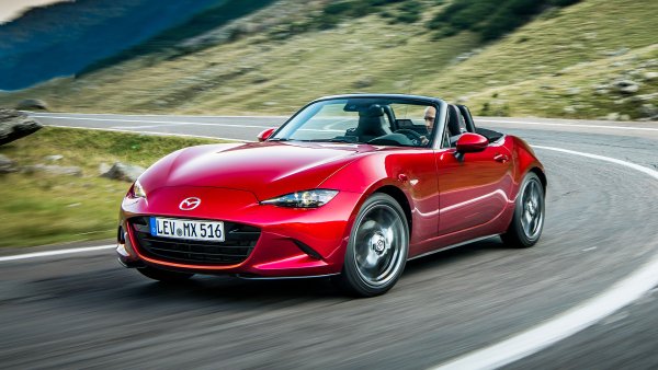 Най-продаваният роудстър на всички времена, Mazda MX-5, не може да не попадне в списък като този. Въпреки че е надминат по мощност от някои други бюджетни автомобили, той носи титлата &bdquo;крал на удоволствието от шофирането&ldquo;. Това се дължи и на факта, че тежи само 1053 кг., а съотношението тегло/мощност при топ-версията на модела е 5,72 кг/к.с.