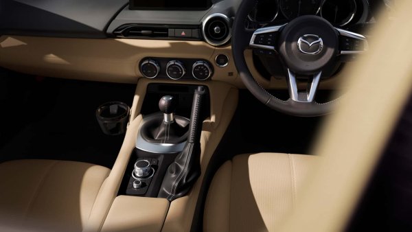 В този случай MX-5 се задвижва от 2,0-литров четирицилиндров атмосферен двигател SKYACTIV-G с мощност 184 к.с. Задвижването е към задните колела, а скоростната кутия - 6-степенна механична. Версията с 1,5-литров мотор със 132 к.с. също е много забавна за шофиране. Въпреки това, с най-мощния мотор роудстърът регистрира отлично съотношение мощност/тегло, достига скорост от 219 км/ч и се нуждае от 6,5 секунди, за да ускори от 0 до 100 км/ч.