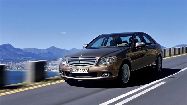 По-старата C-Class (W204) е още по-здрава &ndash; 86/100 от J.D.Power и 3,5 от 5 от RepairPal. При нея има повече оплаквания до Националната администрация за безопасност по пътищата (NHTSA) &ndash; 664 срещу 208 на следващото поколение, което би трябвало да бъде обезпокоително, но това се дължи на повечето продажби. Трябва да се отбележи и значителното подобрение на качеството на изработката, тъй като предшественикът му страдаше от ръжда.