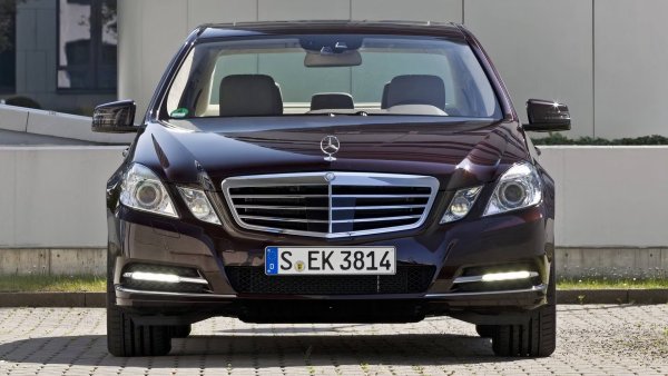 J.D. Power дава оценка за качество и надеждност 88/100, а RepairPal - 3,5 от 5, като това е втората E-Class, която попада в този списък. Седанът се предлага с широка гама от облицовки и разнообразна селекция от двигатели и задвижвания. Освен това E-Class (2011 г.) се предлагаше в различни стилове на каросерията, включително купе, кабриолет и типичен седан с четири врати. Трябва да се внимава само, дали въздушните възглавници са сменяни (имаше няколко сервизни акции заради този проблем).