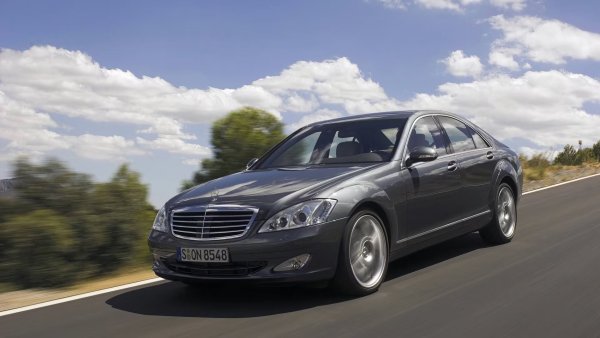 Победителят в класацията има същите оценки &ndash; 88/100 и 3 от 5, като той представлява най-доброто предложение на Mercedes-Benz при употребяваните автомобили. Тази S-Class предлага материали от висок клас, както и впечатляващи задвижващи системи. Трябва обаче да се отчете, че разходите по седана ще бъдат доста високи, особено ако той е оборудван с V8 или V12 двигател.
