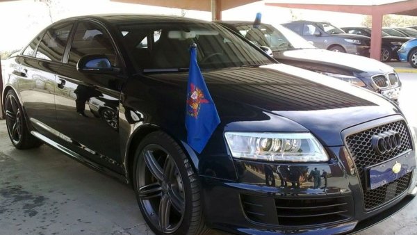 Кралският дворец има множество договори и споразумения с различни производители, като Volvo, Mercedes-Benz, Audi или Lexus. По повод 50-ия си рожден ден монархът беше видян да кара Audi RS 6. 