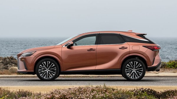 Историческо първо класиране в Топ 20 за премиум бранда на Toyota. Отчетените 23 регистрации показват, че силно затруднените доставки през 2022 най-после са започнали да се отпушват. Ръстът на годишна база е 130%, но от много ниска база през януари 2022. 
Най-продавани модели: RX - 11, NX - 10
