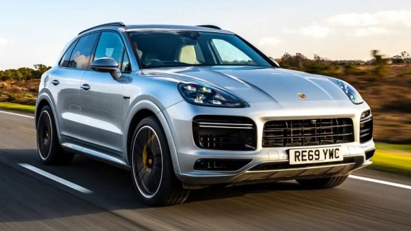 Още един исторически момент: марката за луксозни спортни автомобили за пръв път попада сред 20-те най-продавани в България. Това говори както за успехите на българския дилър, така и за кризата, в която е изпаднал масовият сегмент у нас с драстичното повишаване на цените. 
Най-продавани модели: Cayenne - 11, Macan - 6
