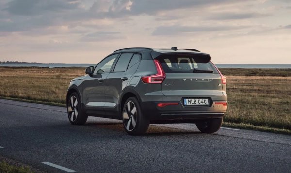 Шведската марка на Geely набра добра инерция в Европа през 2020 и 2021 с дебюта на електрифицираните си модели, но после не успя да я запази. Това важи и за българския пазар, където Volvo има почти 16% спад на годишна база. 
Най-продавани модели: XC40 - 8, XC60 - 8
