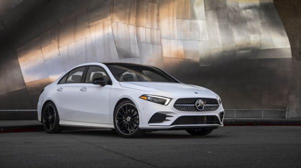 Среден процент проблеми: 3,7%
Среден пробег: 38 000 км

Третото поколение на А-класата беше се смъкнало малко по-надолу в класирането, но с дебюта на четвъртото през 2018 моделът се връща в Топ 20. Оплакванията на клиентите са най-вече от ниския просвет, който създава проблеми в градска среда. Имаше редица сервизни акции, включитено една заради риск от пожар в автоматика с двоен съединител, както и заради дефект в климатизиращата система. 