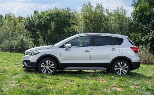 Среден процент проблеми: 3,6%
Среден пробег: 30 000 км

Второто поколение на SX4 е на европейския пазар от 2013 и се сглобява в Естергом, Унгария. Има забележки към качеството на материалите в интериора и към шумоизолацията, но за сметка на това печели похвали за надеждност и за проходимост. Единствената значима сервизна акция бе за разхлабващи се болтове на задната ос, но тя вече не засяга колите производство 2020 - последните за тази генерация.  