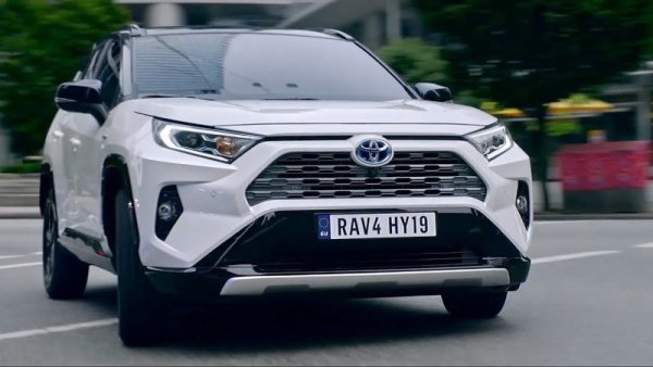 Среден процент проблеми: 2,9%
Среден пробег: 39 000 км

Не беше отдавна времето, когато Toyota господстваше в класацията на TUV и вкарваше по 6-7 модела в Топ 20. Сега RAV4 е единственият представител на марката не само в двайсетицата, но и изобщо в зелената зона. Тук става дума за актуалното пето поколение на модела (XA5), на пазара от 2018. Докладваните проблеми са съвсем малко: пукнатини във вилките на окачването при някои хибриди, непостоянна работа на усилването на спирачките, и една сервизна акция заради системата за автоматично викане на помощ при авария. Оплакванията на клиентите са свързани основно с твърде старомодната мултимедия. 