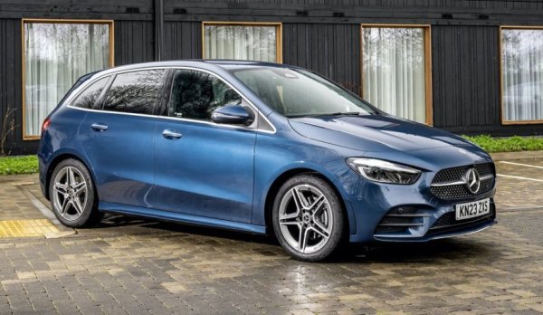 Среден процент проблеми: 2,6%
Среден пробег: 32 000 км

Тук са обхванати последните бройки от второто поколение на модела (W246) и първите от третото. Имаше няколко сервизни акции: за кормилната уредба, въздушните възглавници, обтегача на ангренажната верига и коланите. Производството беше разделено между германския завод в Ращад и унгарския в Кечкемет. 
