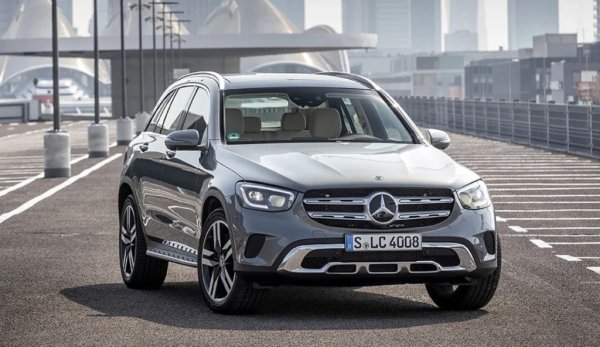 Среден процент проблеми: 2,6%
Среден пробег: 47 000 км

През 2015 GLK се превърна в GLC. Първото поколение като цяло се представя доста добре пред TUV. Има отделни оплаквания от отказ на тъчпада за управление на информационната система и други проблеми с електронните асистенти. Имаше сервизни акции за коляновия вал, а също и заради риск от пожар заради грешки в окабеляването на някои версии. Използваната в някои нива на оборудване изкуствена кожа Artico бързо се напуква.  