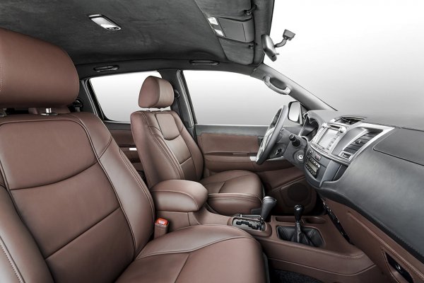Toyota Hilux 6x6 от българските фирми Overdrive и Vromos	