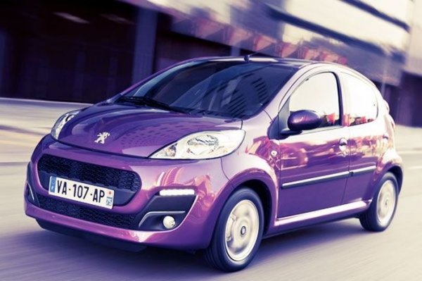 <p><strong>Топ 10 на най-компактните коли, според Forbes</strong><br /><br /><strong>7. <a href="http://www.automedia.bg/news/article_15289.html">Peugeot 107 </a></strong><br /><br />Дължина 3430 мм, широчина 1885 мм, височина 1470 мм<br />Тегло: 800 кг<br />Максимална скорост: 160 км/ч<br />Цена: $12 500<br /><br />Както  и Citroen C1, този автомобил е създаден съвместно от френска и японска  компании. Инженерите на <a href="http://www.automedia.bg/news/article_15289.html">Peugeot </a>са отговорни дизайна, очакването и  возията, докато специалистите на Toyota участват с високотехнологичния  трицилиндров двигател, скоростната кутия и електрониката. Хечбекът  разполага с 5 врати, като тази на багажника е направена от специално  стъкло. Вътрешното пространство не е особено голямо, като възрастните  пасажери могат да се разположат единствено на предната седалка.  Съответно и мястото за багаж не е много.</p>