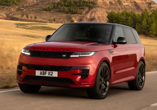 Много марки се опитаха да се намесят в този все по-претъпкан ъгъл на пазара, но никоя все още не е успяла да детронира краля на луксозните SUV автомобили - Range Rover. В този случай линията Sport е едно стъпало от върха, който обективно погледнато е малко по-пълна и завладяваща покупка от неговия по-голям и много по-скъп брат. Вече в своето трето поколение Range Rover Sport върши чудесна работа, за да се бори за титлата „колата, от която някога ще имате нужда“. 

Той е изграден на платформата MLA-Flex, което означава, че предлага пълен каталог от възможности и макар да не е толкова голям или толкова просторен като по-големия си събрат, Range Rover Sport компенсира  това със забележителни способности. Той предлага първокласна кабина, изисканост и луксозна атмосфера, а новата система Pivi Pro Infotainment на Land Rover д 13,1-екран осигуряваа технология, която да съперничи на най-добрите.