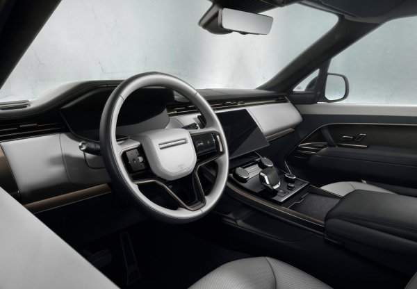 Списъкът от качества  позволява наLand Rover да иска дори по-висока цена от типичните за този клас автомобили. Най-новите 6-цилиндрови бензинови и дизелови двигатели Ingenium на Land Rover също се отличават с опциите за мек хибрид на дизела D300 и D350, предлагащи завладяваща комбинация от нисък разход на гориво и досттатъчна производителност. За тези, които не се интересуват колко харчи колата им, има 4,4-литров V8, произведен от BMW, който разполага с мощност от 530 к.с. в стандартния си вид или 635 к.с. в новия флагман SV.

Теглото, необходимо за осигуряване на офроуд способността на Range Rover Sport, също не намалява неговата мощ на пътя. Особено когато е оборудван с опционалния пакет Stormer Handling, който включва кормилно управление на четирите колела, активни стабилизиращи щанги и диференциали за векторизиране на въртящия момент.