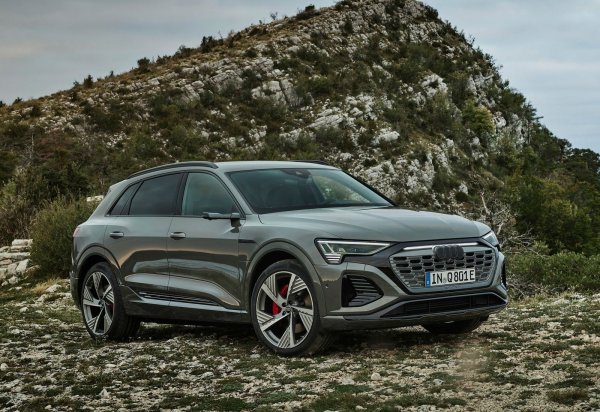 Скоростта на развитие на луксозния електрически автомобил е нещо, което се вижда точно сега. Преди пет или повече години изцяло електрическа опция едва ли би могла да стигне до върха. Но днес присъщите качества на електрифицираното задвижване наистина се използват от най-добрите луксозни електромобили на пазара и няма съмнение, че Audi E-tron Quattro е един от тях.

Пуснат през 2018 г., Е-tron беше подложен на обновяване в средата на живота си (и промяна на името, превръщайки се в Q8 E-tron) в самия край на 2022 г. Лекият по-остър външен вид е най-очевидната промяна отвътре, докато капацитетът на батерията е увеличен до 89 кВт/ч в базовия модел 50 и до106 кВт/ч за версията 55 и по-спортните варианти SQ8.