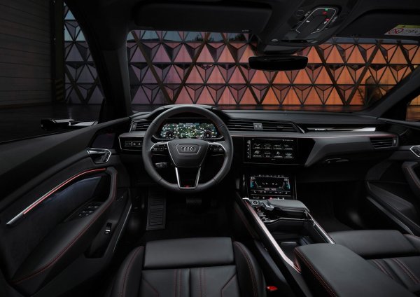 Във всички други аспекти той е същият като стария автомобил, което означава, че получавате много лукс, високо качество, комфорт и финес. Както и преди, се предлага вътрешно пространство колкото при Q7. Но най-много впечатляват изолацията на автомобила и общото потискане на шума - фактори, които го правят по някакъв начин по-сравним с Rolls-Royce Phantom в движение, отколкото с типично голямо 4x4.

Обхватът в реалния свят е недостатък. Audi претендира за 530 км, но реално изминава  370-400 км при смесена употреба. Това не е много за EV на тази цена и вероятно няма да е достатъчно, за да направи много собственици и шофьори напълно удовлетворени при по-дълги пътувания. Audi също така предлага версия с по-малък обхват и по-малко мощност - Q8 E-tron 50, за която се твърди, че пробегът е до 450 км.