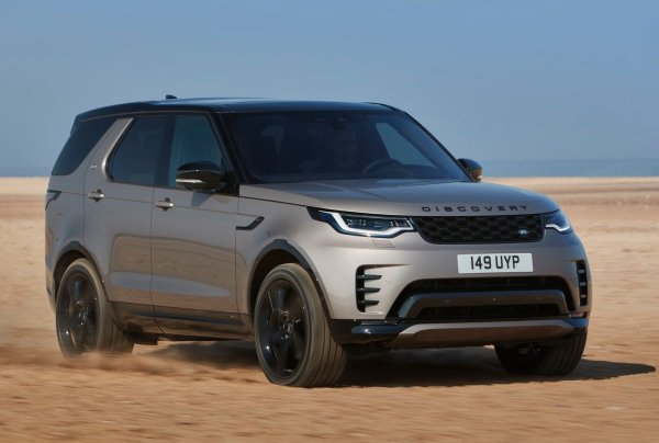 Втори модел на Land Rover в сегмента на луксозните SUV, като това е автомобил, чийто характер се различава рязко от този по-горе, но може да бъде още по-привлекателен - петото поколение Land Rover Discovery. Това е кола с противоречив, но здрав стил, със способност за проходимост извън пътя, която малцина в класа биха могли да победят. 

Тя осигурява функционален, сдържан, удобен лукс и гъвкавост на пътя. И се справя с тази задача с приятна лекота. Вътре има седем използваеми места и когато шофирате, ще си прекарате страхотно, защото това е толкова удобен круизър, колкото и много традиционни луксозни коли с форма на седан.