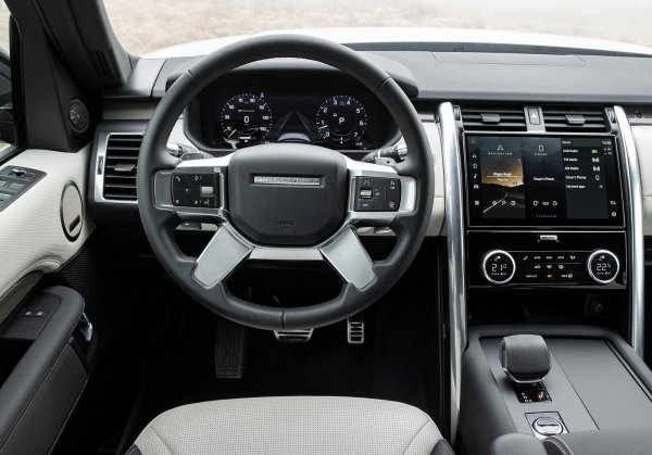 Гамата двигатели на Discoveryне е толкова богата, колкото тази на Range Rover Sport. Включва 4- и 6-цилиндрови дизелови мотории 4-цилиндров бензин, но не и plug-in хибриди. Добавянето на бензиново-електрическия агрегат би наложило премахването на третия ред седалки, което донякъде подкопава помощната част на автомобила.

Discovery не е особено динамичен в управлението си. Едно голямо 4x4 не трябва да бъде или да прави много повече от това, за да заслужи уважение. Като цяло, този автомобил се справя отличво с това, за което е предназначен.