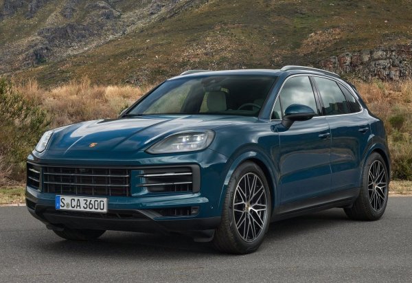 Автомобилът, който спаси Porsche, навлезе в третото си поколение през 2018 г. Най-новият Cayenne не е колата за шофьори, която всички познаваме и която хората започнаха неохотно да уважават, след като първоначално  се противопоставиха толкова силно на това, което представляваше в първата си версия през 2002 г. Защото Porsche все още си е Porsche и все още произвежда най-добрите спортни автомобили в света. Това обаче става благодарение на продажбите на луксозни SUV.

Cayenne в сегашната си форма е кола, която остава спортната насоченост на своя по-малък брат Macan и вместо това залага на високо качество и лукс. Този голям SUV продължава да бъде много привлекателен за шофьорите, благодарение на изключителното си поведение.