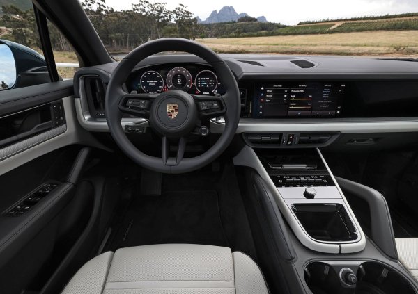 Интериорът на Cayenne е със спиращо дъха качество. Неговата изтънченост не отстъпва почти нищо на най-комфортните в класа, а представянето му на пъткя е толкова силно, колкото винаги. То е подкрепено от набор от двигатели, сред които вече  няма дизел, но  пък има впечатляваща двойка plug-in хибриди, турбо V6 и турбо V8 бензин.

В Porsche знаят как да печелят пари и на разположение на клиентите вече и по-разкошният Cayenne Coupe. Освен това се предлага и версия GT, коато вдъхва в големия SUV характера на 911 GT3 и то превръща в най-бързия SUV на &bdquo;Нюрбургринг&ldquo;.