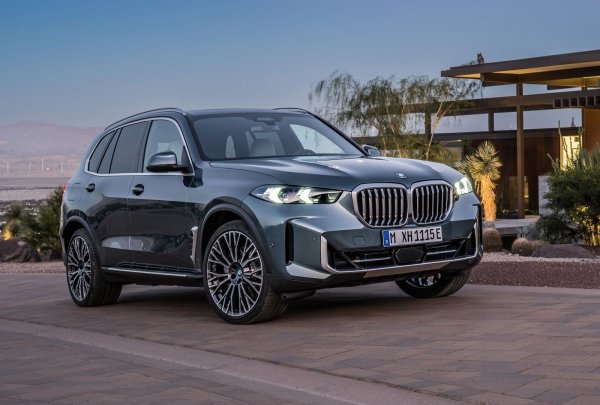 Четвъртото поколение беше освежено, като при актуализация BMW  заложи на ревизиран външен вид отпред и отзад, повече технологии отвътре и някои леко подобрени двигатели, които комбинират по-голяма производителност с подобрена ефективност. 20 години след първоначалната версия, която изигра голяма роля в предефинирането на тази част от пазара на луксозни автомобили, рецептата остава същата. 

По същество BMW попадна на силно привлекателна концепция - спортeн SUV с толкова много пространство, гъвкавост и 4x4 възможности, колкото е необходимо на мнозина. Но не достатъчно, за да притъпи динамичното му предимство.