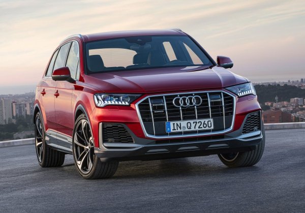 Този модел отдавна се е наложил като един от образците в сегмента.Огромен отвътре, с висококачествени материали и много високо ниво на финес и изолация, той може да бъде въплъщение на всичко, което искате от един модерен луксозен семеен автомобил. Особено ако смятате, че кола като тази са модерното проявление на автомобилния лукса. 

Минусите? В типичния стил на Audi моделът Q7 се чувства доста отдалечен за шофиране, държи се по ефективен, но неангажиращ начин и е малко по-малък от харизмата, която другите автомобили в този клас имат в изобилие. От друга страна, Audi предлага RS Q8 с 600 к.с., което компенсира недостатъците.