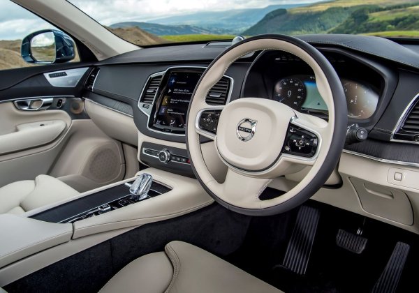 Независимо от това Volvo направи полезни подобрения в гамата двигатели, когато замени дизела D5 с нова опция за мек хибрид B5 през 2019 г. Няколко години по-късно Plug-in T8 получи по-голяма батерия (18,8 кВт/ч), увеличавайки заявения си електрически пробег до 70 км.

Volvo е компания във възход и сегашният XC90 беше първият продукт, който толкова убедително доказа колко сериозна е марката за своето преминаване към по-високияте сегменти на пазар. Дори и сега, почти десетилетие след лансирането си, големият швед все още пригежава стил и пространство, за да се справи с конкурентите си.