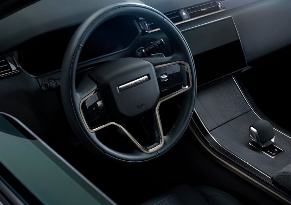 Практичността и проходимостта също не отговарят на стандартите на другите автомобили на Land Rover в този клас, но Velar се подобрява значително, ако изберете регулируемо по височина въздушно окачване.Този SUV може да се справи с офроуда далеч по-добре от повечето съперници, които не са с марката Land Rover.

Цените започват сравнително ниско, но си струва да се дадат повече пари за по-добрите двигатели в гамата, макар и може би не до нивата на оборудване от горния ешелон на Range Rover. В най-лошия си случай Velar може да бъде доста обикновена кола за шофиране. Но в най-добрия случай е нещо доста специално. 