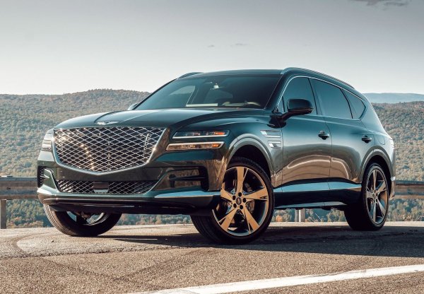 Ако харесвате Bentley Bentayga, за малка част от цената му Genesis GV80 е възможно най-близ до негоо. От дръзкия си поглед, богатия луксозен интериор и емблема с крила, корейският автомобил върши добра работа за цената си.

GV80 беше първият модел от премиум марката на Hyundai, който пристигна на европейските брегове. Genesis със сигурност е внушителен. Вътре е просторен, има форма и покритие, което кара утвърдените играчи в този край на пазара да  му обърнат внимание. 