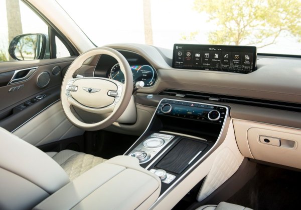 Мека капитонирана кожа покрива седалките, докато всичко, което видите и докоснете, се усеща като скъпо и луксозно. Освен това е натъпкан с най-съвременни технологии и разполага с всички TFT дисплеи и информационно-развлекателни системи със сензорен екран.

Автомобилът се справя достатъчно прецизно, докато 3,0-литровият дизел е плавен и силен, но има какво да се желае от 4-цилиндровият бензинов двигател. Любопитно е решението на корейците, поне засега, да не предлагат каквато и да е електрифицирана опция, която е нещо ново за сегмента.