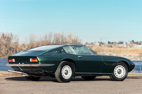 Дизайнът на първото поколение Ghibli е дело на маестро Джорджето Джуджаро, който по това време работи в студиото Ghia. Двигателят е 4,7-литров V8 с мощност 310 к.с. със система за смазване със сух картер