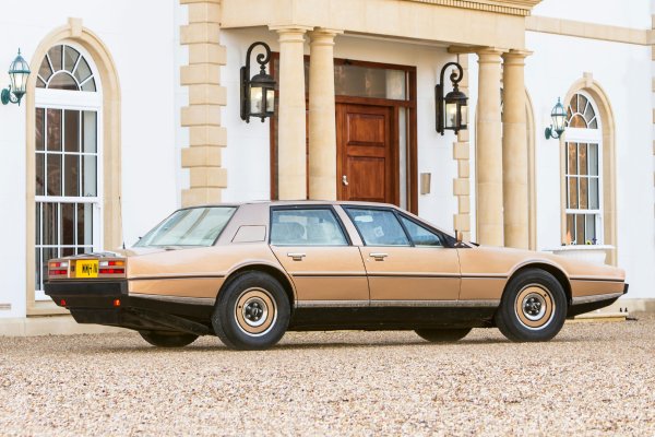 5,3-литровият V8 двигател (284 к.с.) осигурява ускорение до 100 км/ч за 9 секунди. Максималната скорост е около 240 км/ч. 