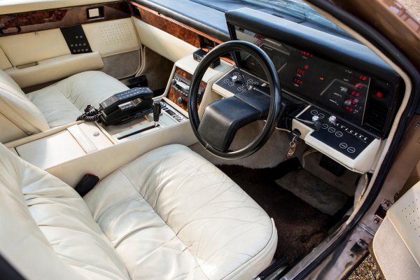 Интересна особеност на автомобилите от втората серия (Lagonda Series 2, 1976–1985) е футуристичният интериор с дигитален инструментален панел.
