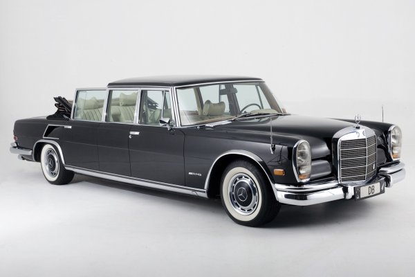 По принцип обозначението „шестстотен“ е за легендарния Mercedes-Benz S600 (W140) от 90-те години. Но историята познава и още един автомобил с 600 в името си - голям, луксозен седан, произвеждан през периода 1963–1981 г. със заводско обозначение W100. 