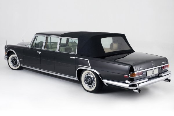 В случая става дума за удължена модификация на Pullman Landaulet, която е дълга цели 6240 мм. В интерес на истината, разходът на гориво е най-безинтересното и скучно нещо, което можете да си спомните за флагмана на една марка, каквато е Mercedes.