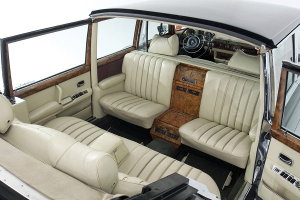 За времето си този автомобил беше в челните редици на прогреса, като една от причините е хидравличната система, която управлява серво задвижванията. Двигателят е 6,3-литров V8 с 250 к.с.
