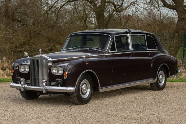 Кралската лимузина, дълга над шест метра, е синоним на понятието „консерватизъм“. Този модел е произвеждан е от 1968 до 1990 г., като общият му тираж е 374 бройки. 