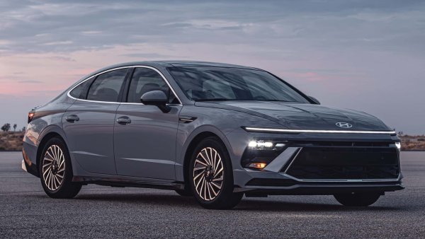 Пробег с един резервоар - 998 км

Базова цена - 31 950 долара

Hyundai Sonata има модерен стил, който изглежда като дошъл от бъдещето, а наличното хибридно задвижване подкрепя външния вид с нисък разход на гориво. При този модел няма значение дали купувачът е избрал базовия модел SEL или най-високата спецификация Limited.
