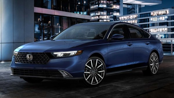 Пробег с един резервоар - 988 км

Базова цена  - 32 895 долара

Хибридната версия на Accord предлага 204 к.с. срещу 192 к.с. при конвенционалниа модел. Най-добрият показател за разход на гориво е при EX-L Hybrid, която е по-скъпа - 34 540 долара, но пък е на 17-цолови джанти. Базовият модел Sport Hybrid, както и Sport-L Hybrid и Touring Hybrid, са на 19-цолови и съответно харчат повече - 5,34 л/100 км.
