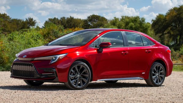 Пробег с един резервоар - 909 км

Базова цена - 23 500 долара

Още един модел на Toyota в Топ 10 на най-икономичните хибриди. Версията на Corolla от 2024 в нива на оборудване LE или XLE успява да постигне 4,7 л/100 км, докато вариантите SE и Nightshade харчат точно 5 л/100 км. Добавянето на система за задвижване на четирите колела увеличава разхода до 5,34 л/100 км.
